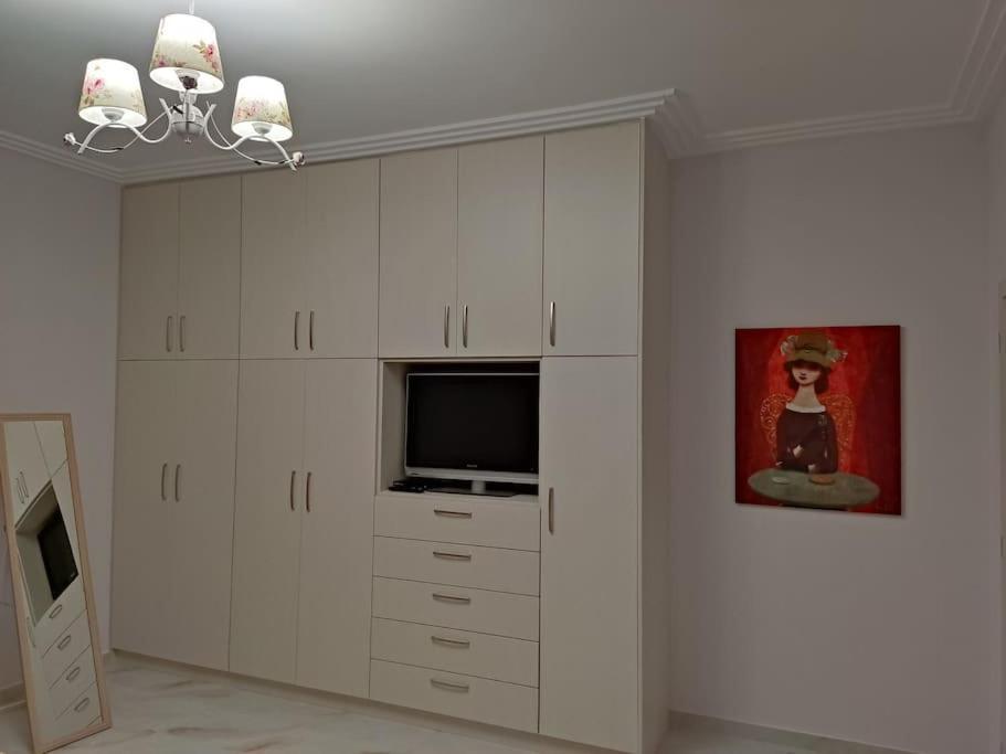 Ebony And Ivory Suites Дросия Экстерьер фото