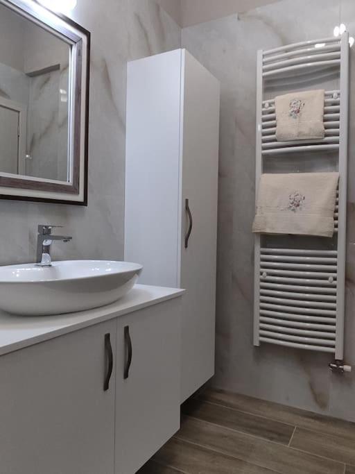 Ebony And Ivory Suites Дросия Экстерьер фото